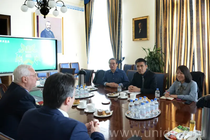 Tanácskozás a rektori tanácsteremben Tanácskozás a rektori tanácsteremben